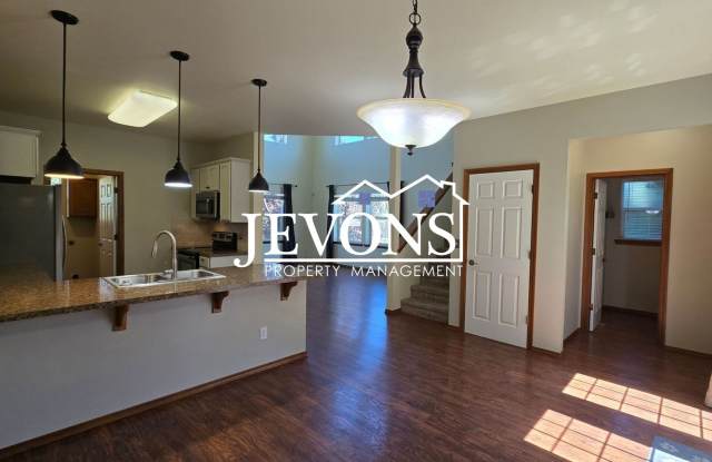 Spacious 3 Bed / 2.5 Bath Home in West Yakima with Large Bonus Room – Lawncare & Pest Control Included