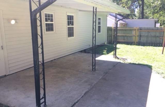 Adorable 2 Bed 1 Bath Home! - 8410 Summit Street, Kansas City, MO 64114