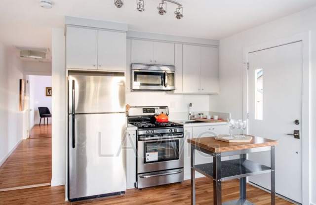 1159 1/2 Bellevue Avenue