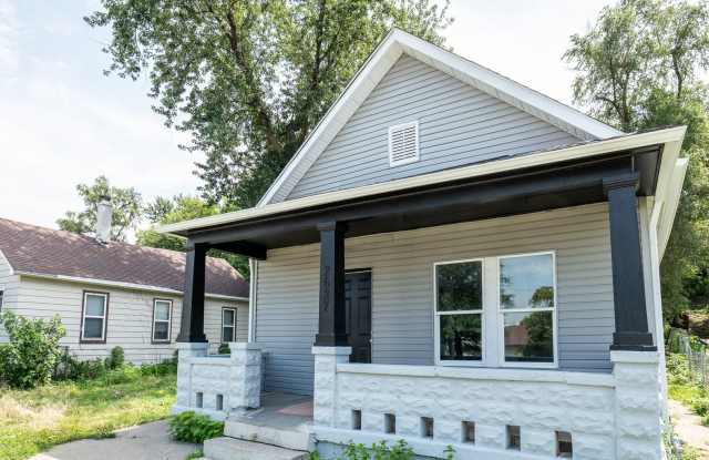 Cozy 2 Bedroom Home in South Omaha!
