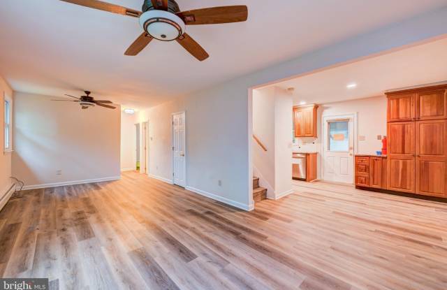 402 LARCHWOOD Avenue