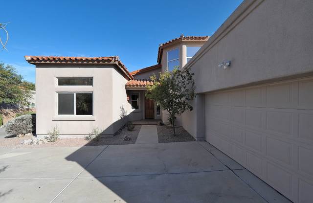 5677 N Placita Paisaje