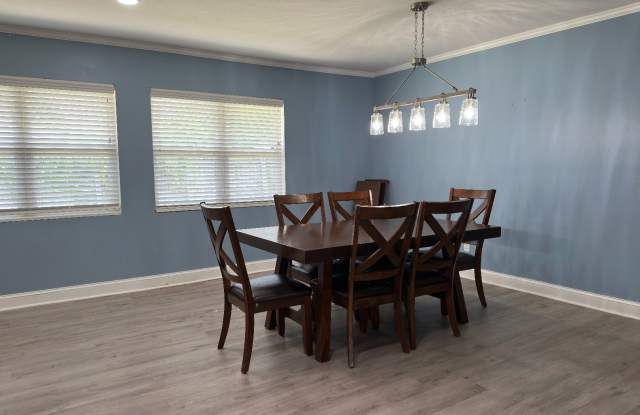 121 SE ARAPAHOE LANE