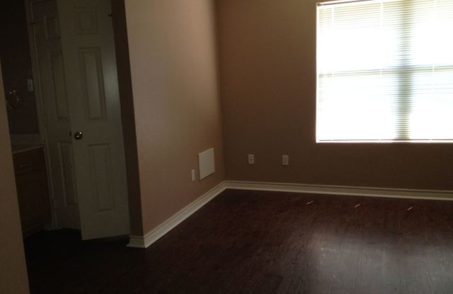 Cozy 3/2 House Available For Pre-lease!