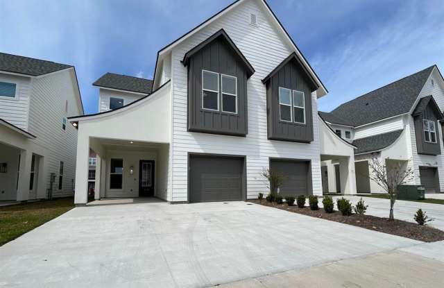 3 Bedroom Townhome near LSU available July 2025
