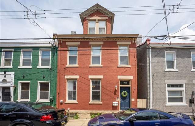 Stunning South Side 3BR - Skyline Views, Master Suite & Finished 3rd Floor