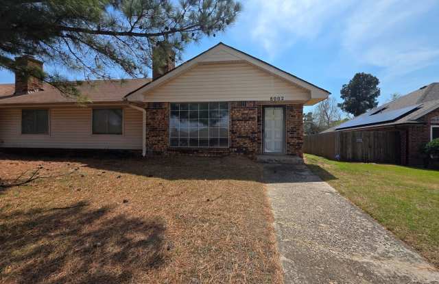Wonderful 2 Bedroom Duplex in Bethany!  $1250 Per Month!