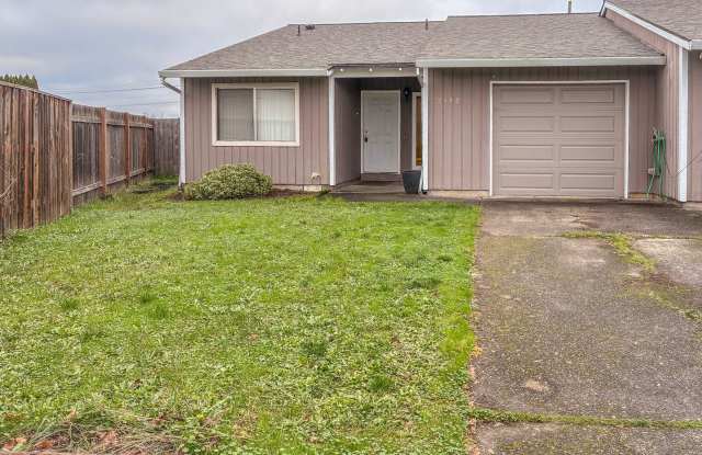 Hillsboro Duplex- 2 Bedroom 1 bathroom with fenced in yard available !