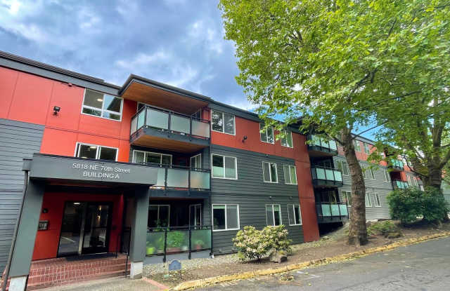 Beautiful Sand Point Condo with Pool & Garage Parking