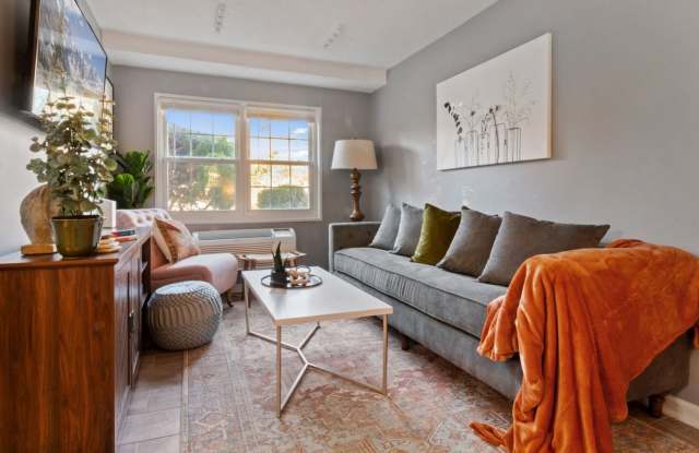 Plug and Play Luxury Condo Next to the Metro: Parking & Utilities Included