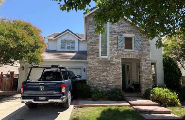CENTRALLY LOCATED TO SHOPPING, TRANSPORTATION, SCHOOLS...CENTRAL BRENTWOOD LOCATION ....3 BED/2.5/BATH HOME!