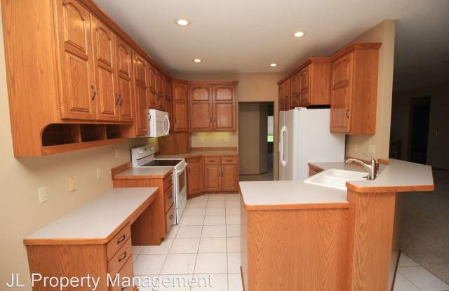 8704 E Saddle Creek Rd - 8704 East Saddle Creek Road, Minnehaha County, SD 57110