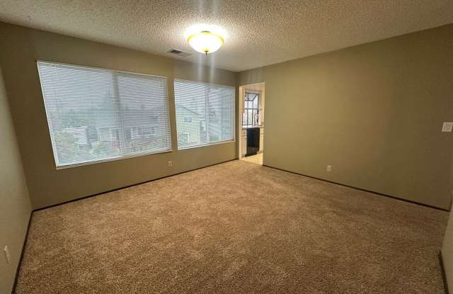 Three bedroom Clearview Circle Condo!