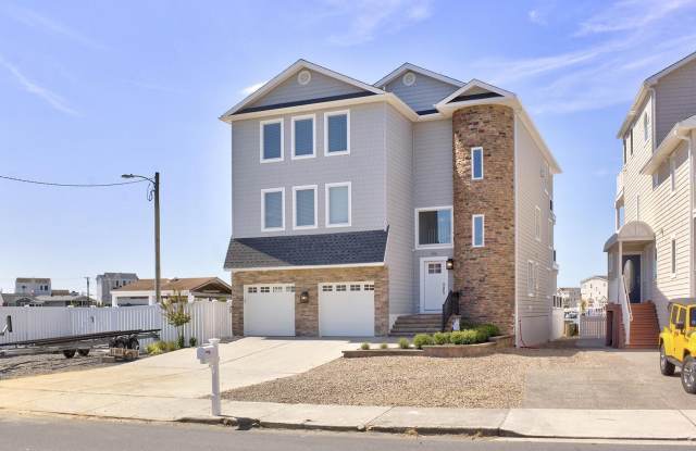 406 W Shore Dr