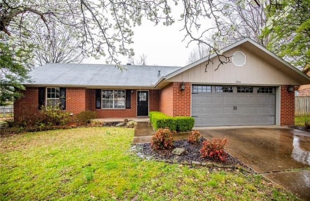 1816 16th  ST - 1816 South 16th Street, Rogers, AR 72758