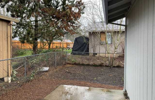 Quiet 4 bedroom two bath home in Aloha