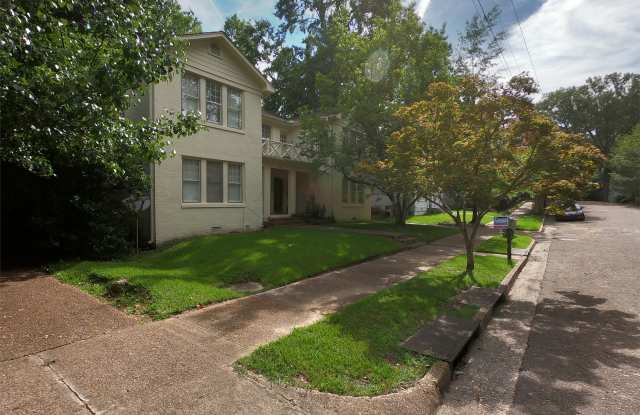 824 Oakwood St - B