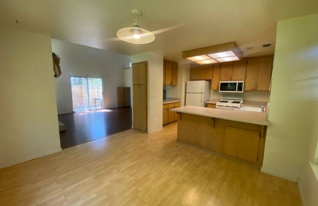 4 bedroom, 2 bath Condo in North Davis available for summer and fall move in