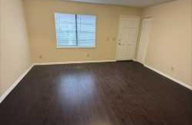 646 Greenfield St, Apt B