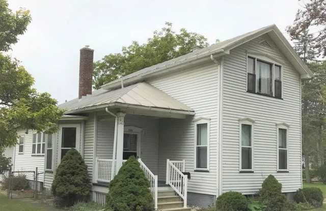 909 Mackinaw St - 2