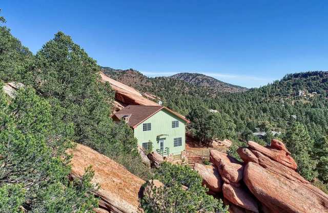 Beautiful 3 Bed Home Perched on a Mountain Side!!