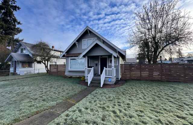 Wonderful Immaculate 4 Bedroom Craftsman Home w/ Plenty of Storage Space in Tacoma!