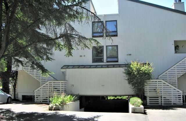 2 Bed / 2 Bath Bellevue-Crossroads condo $2,595/month
