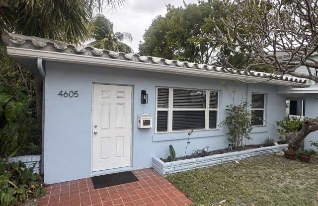 4605 Poinciana Street - North