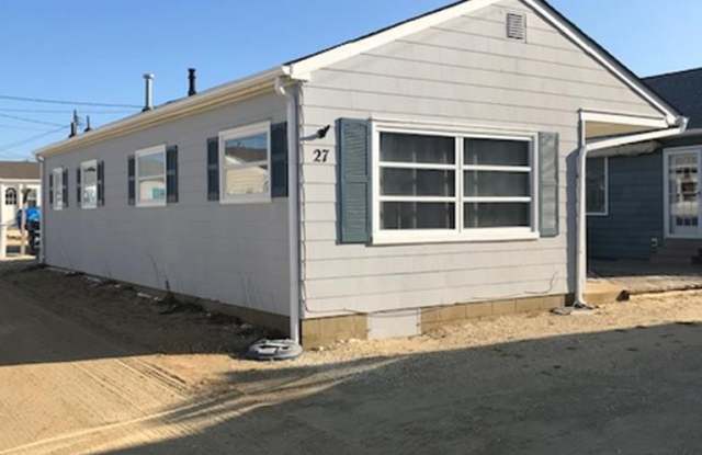27 E Crane Way