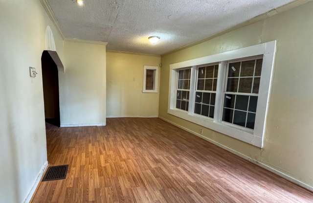 3 Bedroom / 1 bath home, move in Ready!