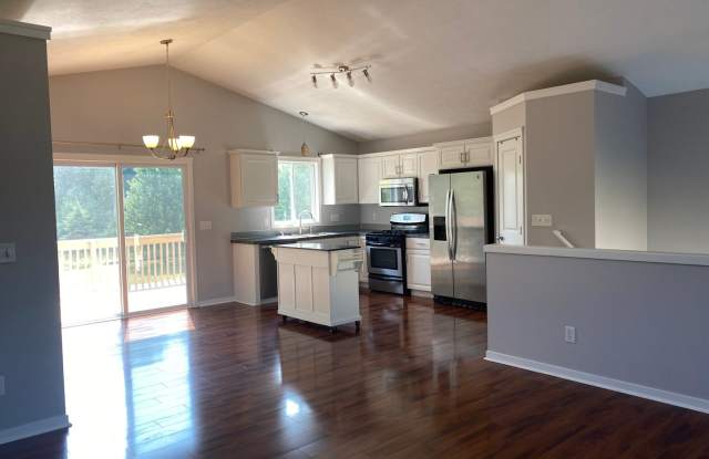 Spacious 5-Bedroom Home on Quiet Cul-de-Sac – Northeast Grand Rapids – Pet Friendly!