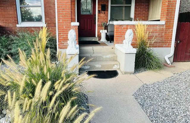 $500 OFF FIRST MONTH'S RENT! Charming Brick-Exterior 1bd/1ba Home (+Flex Room)- Highlands Neighborhood, Denver, CO!