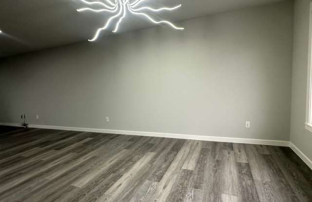 Beautiful 4 Bedroom 3 Bathroom Home in Everett!