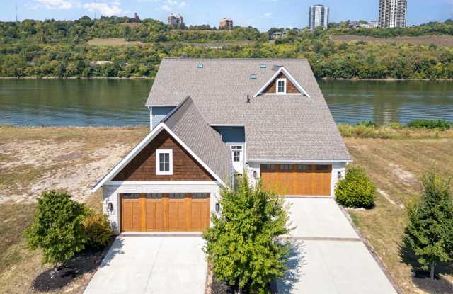 Photo of 383 Manhattan Boulevard