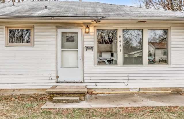 2451 N Chautauqua