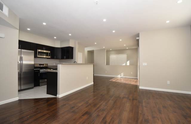 Charming 2 Bedroom, 2 Bathroom Condo In Gated Community