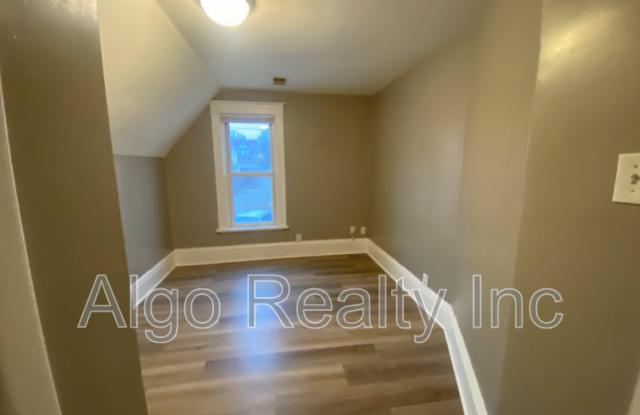 2211 Queen Avenue North - 2