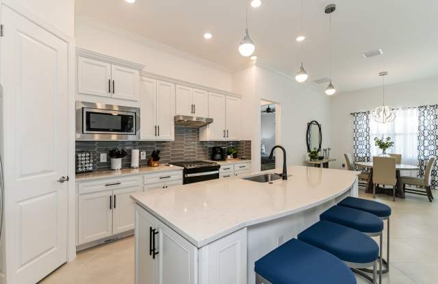 Luxury Turnkey 3BR + Den / 3BA Pool Home in Greyhawk at Golf Club of the Everglades