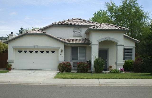 Cresleigh near Wild Life Preserve 3 Bedroom + Den!!