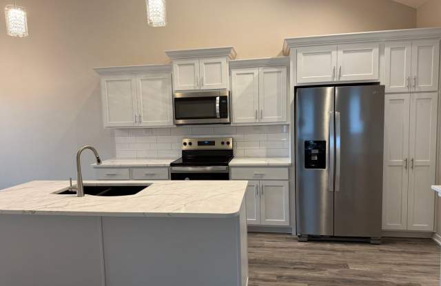 Beautiful brand-new ranch townhome with 2 stall garage. Spacious 3 bedrooms/3 full bathrooms