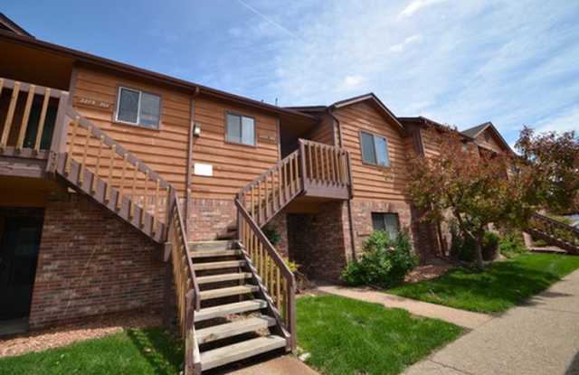 Clean, Bright upstairs Banyan Hollow Condo w/ central A/C!