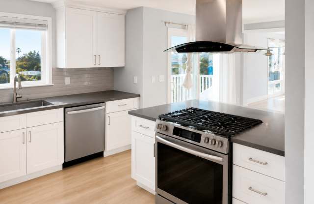 Stunning Manhattan Beach Condo - 5 Minutes From The Beach!