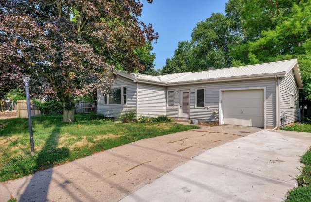 2 BED / 1 BATH HOUSE IN CENTRAL CHAMPAIGN WITH BEAUTIFUL SUNROOM photos photos