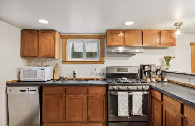 Georgetown Vibe, Modern Lines!