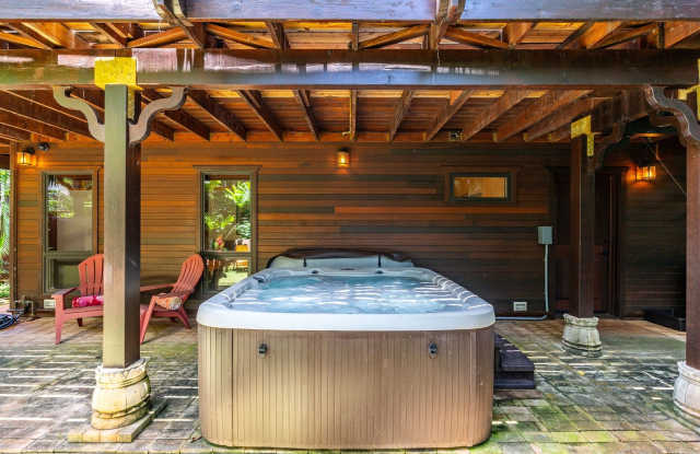 Kealoha Tropical Beach Villa: North Shore Surf Spot Retreat w/ Hot Tub  Views