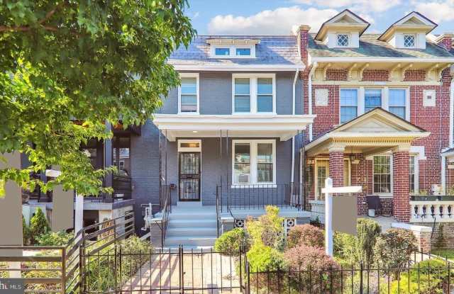 712 OTIS Place NW
