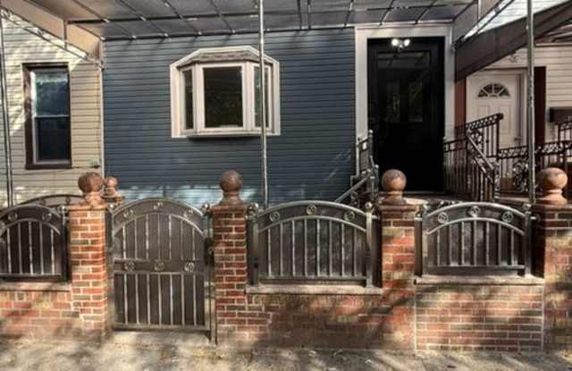 “Pet-Friendly First-Floor 2BR in Brooklyn – Huge yard  Stainless Appliances”