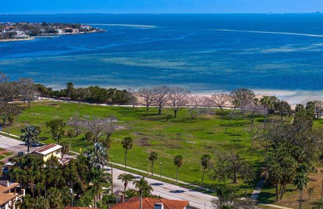 1200 N SHORE DRIVE NE