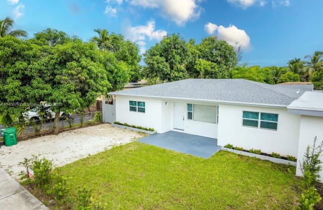 320 NE 160th St - 320 Northeast 160th Street, Golden Glades, FL 33162