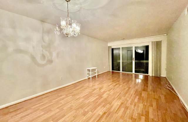 5806 ROYAL RIDGE DR #R